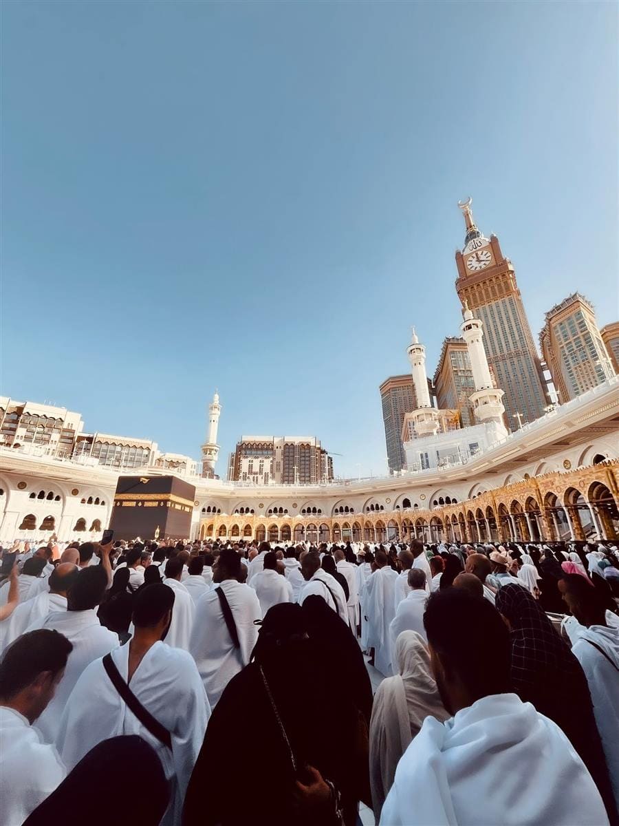 Pilgrims in Ihram before the Kaaba, Masjid al-Haram